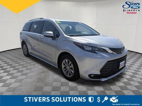 Used 2025 Toyota Sienna XLE FWD image 3