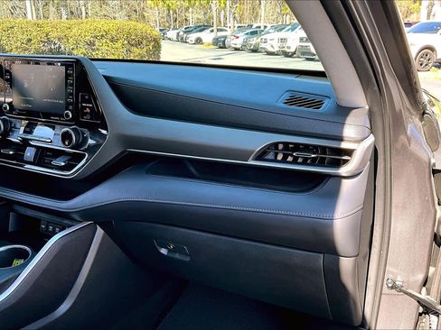 Used 2021 Toyota Highlander XLE image 19