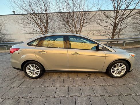 Used 2015 Ford Focus SE image 2