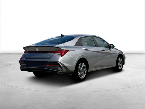 New 2025 Hyundai Elantra SEL image 7