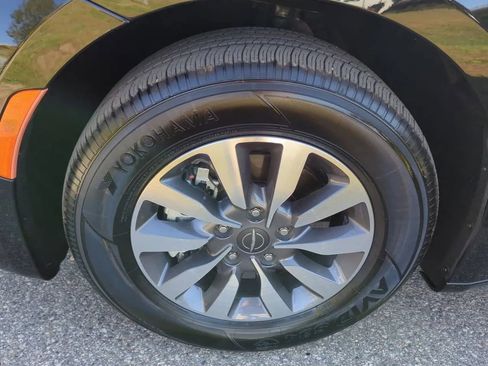 Used 2024 Chrysler Pacifica Limited FWD image 11