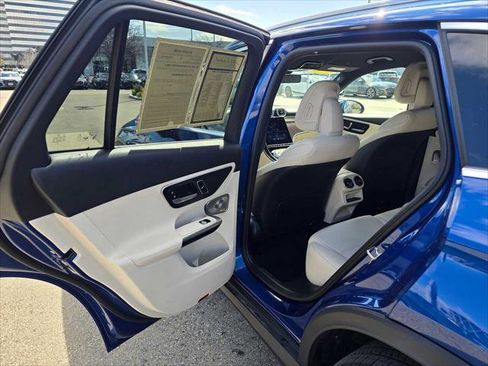 Used 2025 Mercedes-Benz GLC 350e 4MATIC image 17