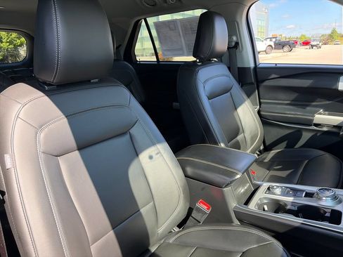 Used 2024 Ford Explorer XLT w/ Equipment Group 202A AWD/4WD image 12