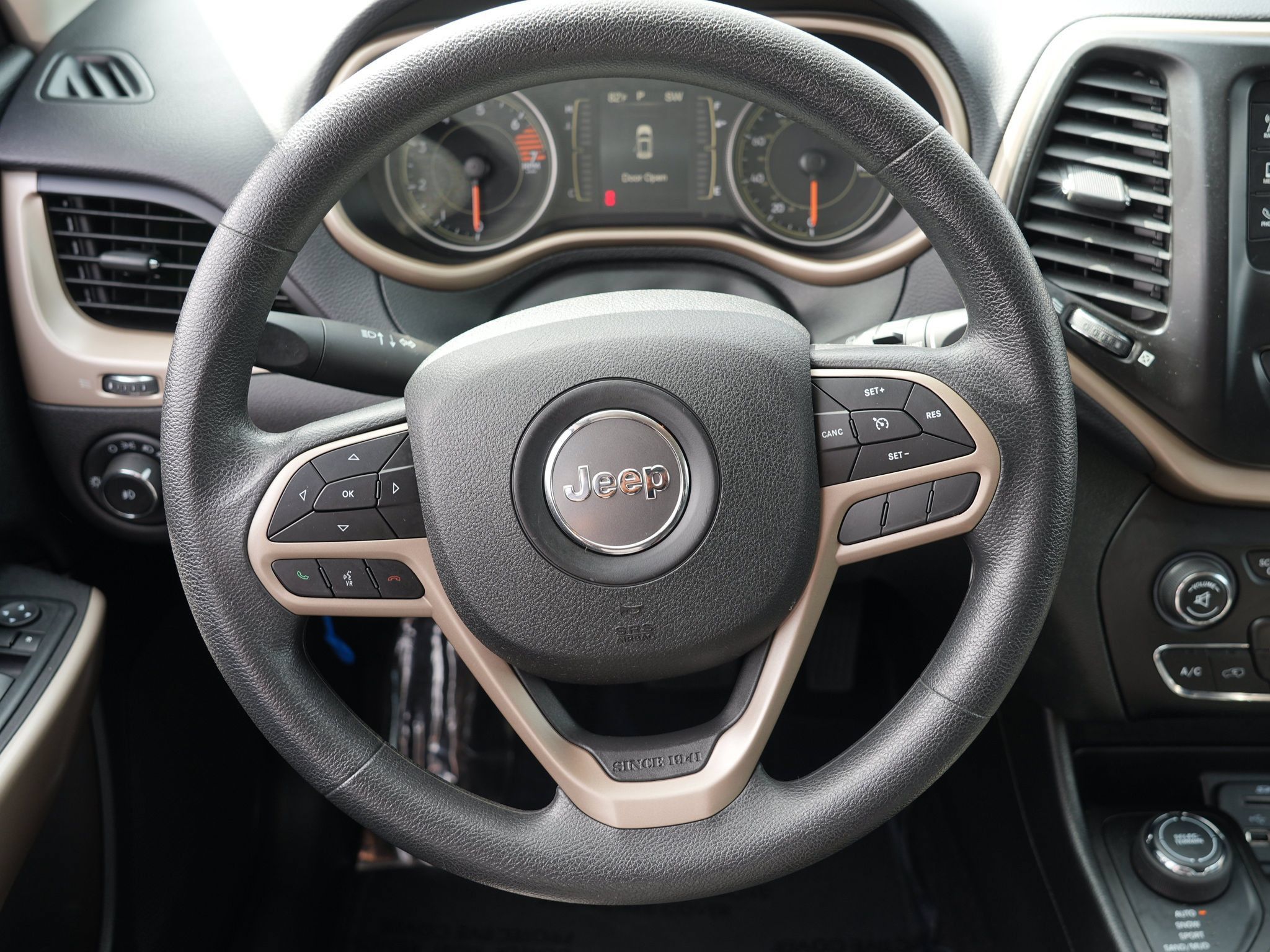 Used 2018 Jeep Cherokee Latitude w/ Safety Group AWD/4WD image 23