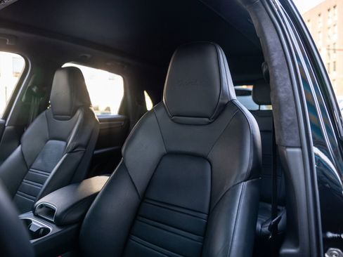 Certified 2023 Porsche Cayenne Turbo AWD/4WD image 5
