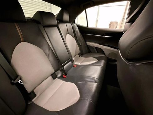 Used 2020 Toyota Camry XLE w/ Sunroof Package image 27