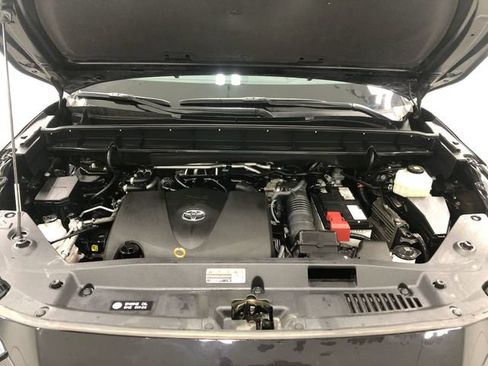 Used 2022 Toyota Highlander XLE AWD/4WD image 23