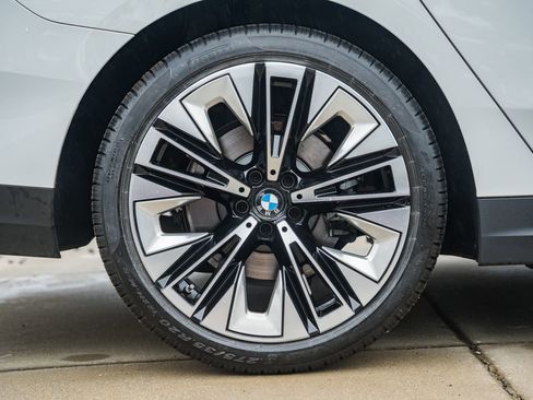 Used 2025 BMW 530i xDrive w/ Premium Package image 16