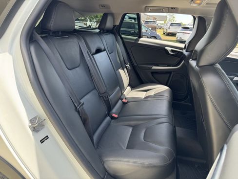 Used 2018 Volvo V60 T5 Cross Country AWD/4WD image 14