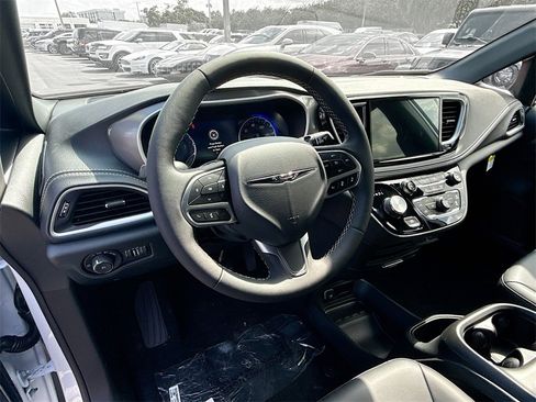 New 2026 Chrysler Pacifica Select image 11