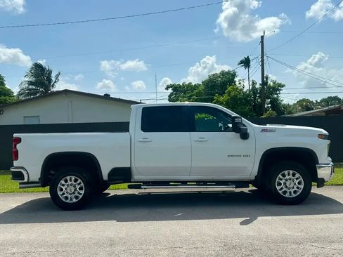 Used 2024 Chevrolet Silverado 2500 LT AWD/4WD image 3