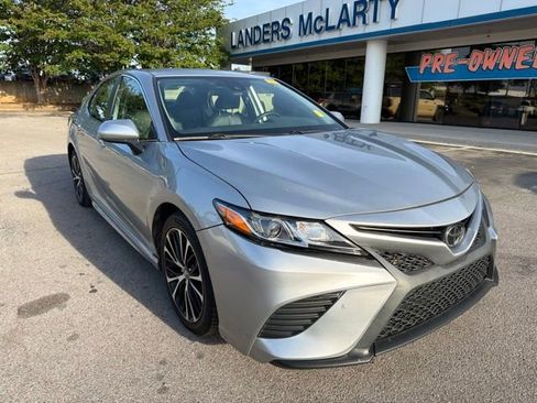 Used 2020 Toyota Camry SE FWD image 2