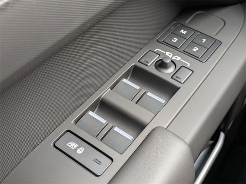 New 2025 Land Rover Defender 130 X-Dynamic SE image 27