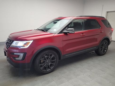 Used 2017 Ford Explorer XLT FWD image 2