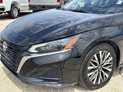 Used 2025 Nissan Altima 2.5 SV FWD image 2