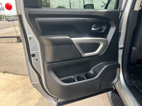 Used 2017 Nissan Titan SV image 19