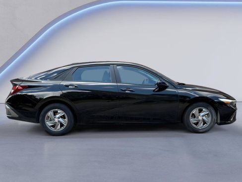 Used 2025 Hyundai Elantra SE FWD image 6