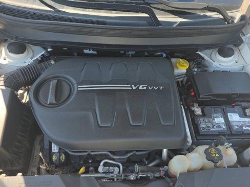 Used 2019 Jeep Cherokee Limited w/ Technology Group AWD/4WD image 17