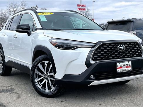 Used 2025 Toyota Corolla Cross XLE w/ Convenience Package image 2