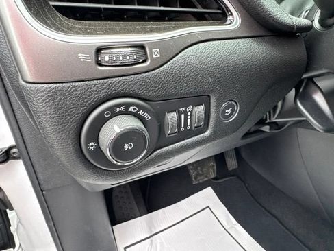 Used 2019 Jeep Cherokee Limited AWD/4WD image 17