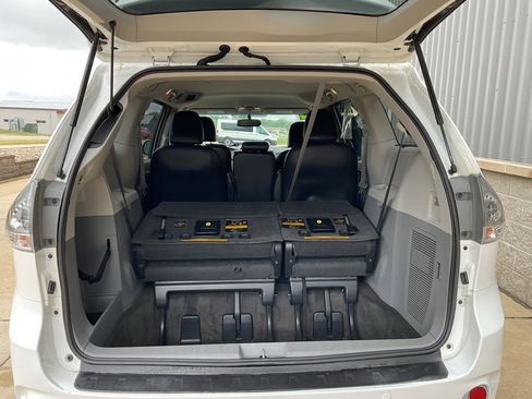 Used 2014 Toyota Sienna SE image 21