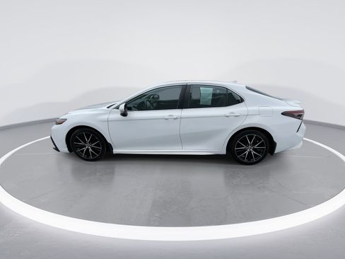 Used 2021 Toyota Camry SE w/ Cold Weather Package image 11