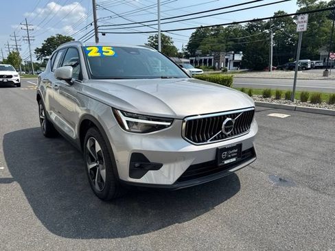 Certified 2025 Volvo XC40 B5 Plus AWD/4WD image 6