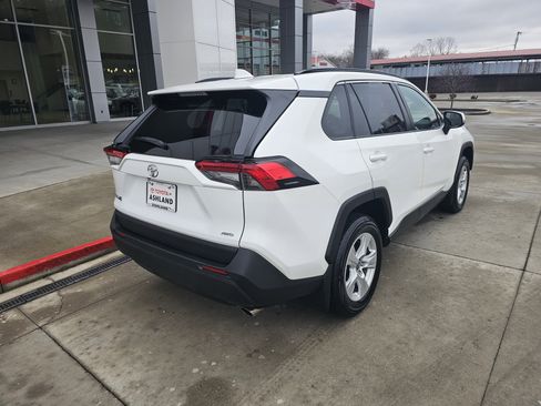 Used 2021 Toyota RAV4 XLE w/ Convenience Package image 4