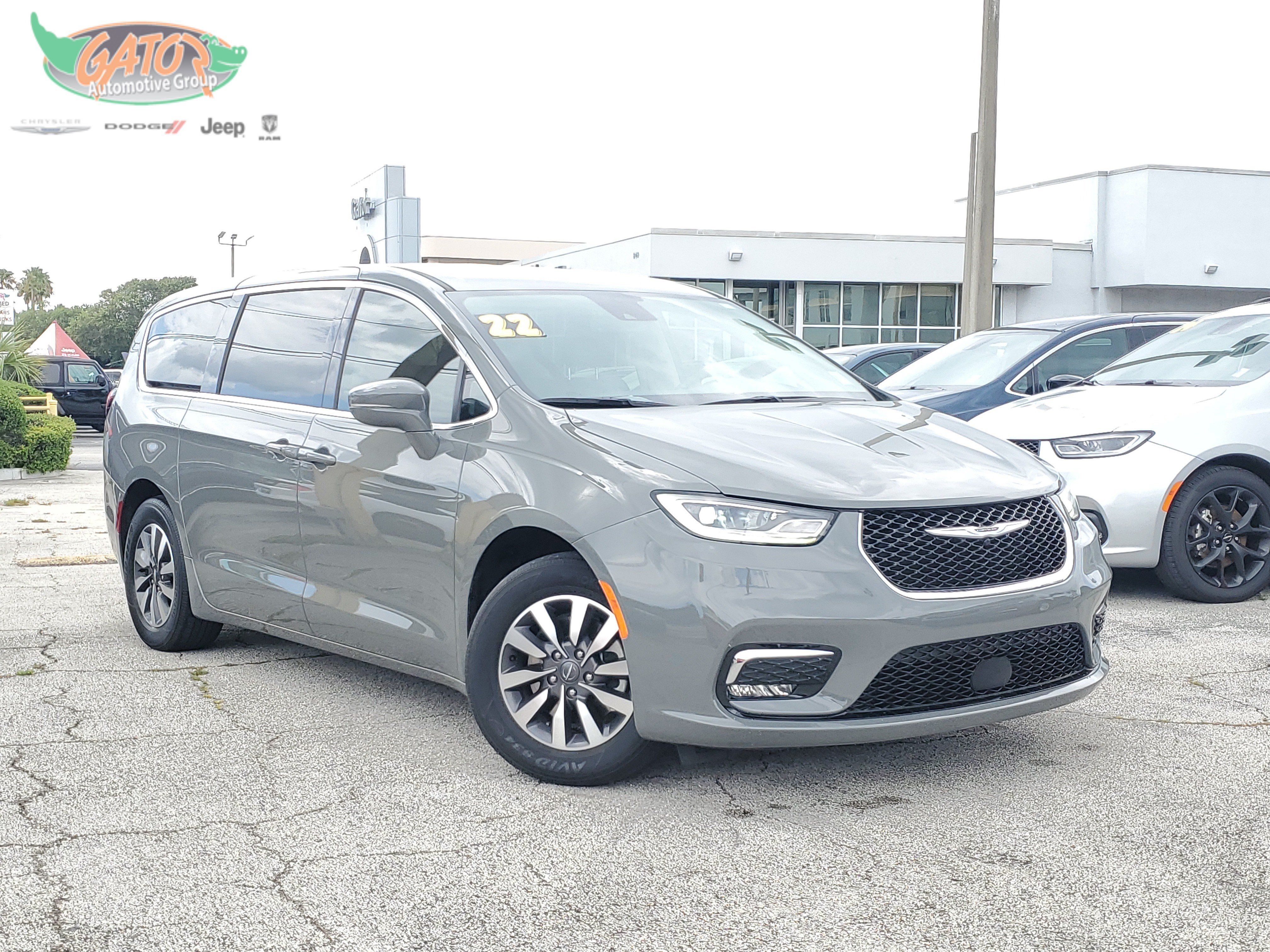 Used 2022 Chrysler Pacifica Touring-L FWD image 1