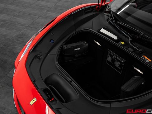Used 2022 Ferrari F8 Tributo image 12