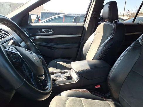 Used 2018 Ford Explorer XLT w/ Equipment Group 202A image 6