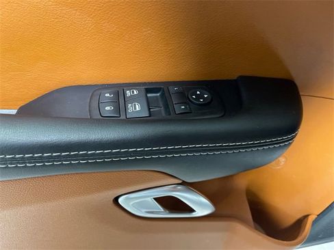 Used 2015 Dodge Challenger SRT image 13