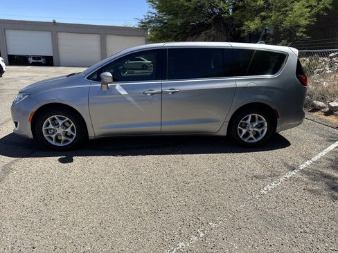 Used 2019 Chrysler Pacifica Touring Plus w/ Tire & Wheel Group FWD image 4