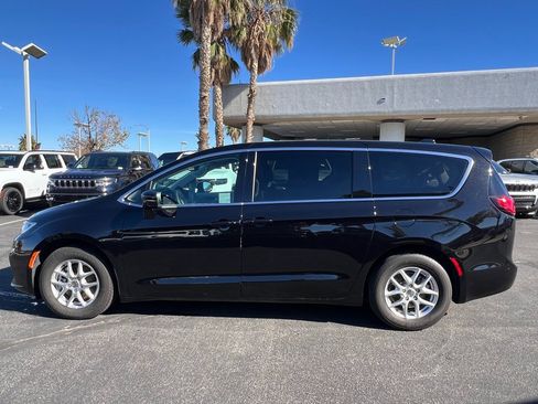 Certified 2024 Chrysler Pacifica Touring-L image 3