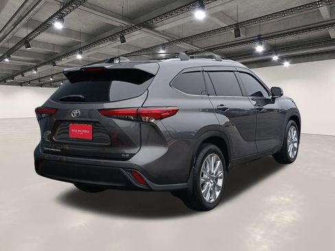 Used 2022 Toyota Highlander XLE FWD image 16
