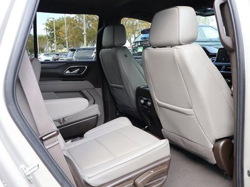 Used 2024 GMC Yukon SLT w/ SLT Luxury Package image 35