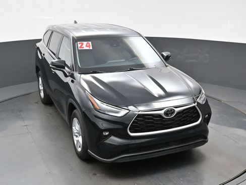 Used 2024 Toyota Highlander LE FWD image 34