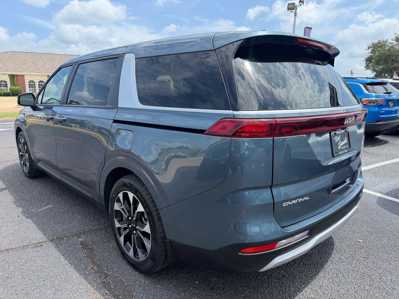 Used 2024 Kia Carnival EX FWD image 6