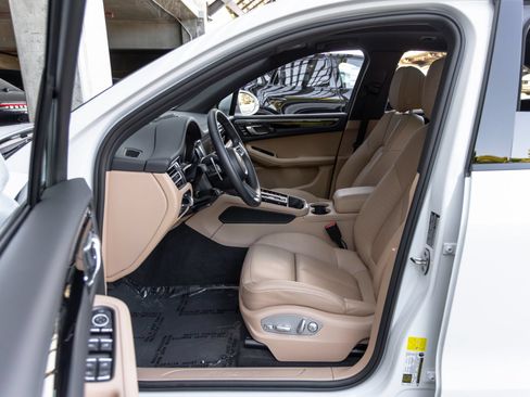 Certified 2026 Porsche Macan AWD/4WD image 25