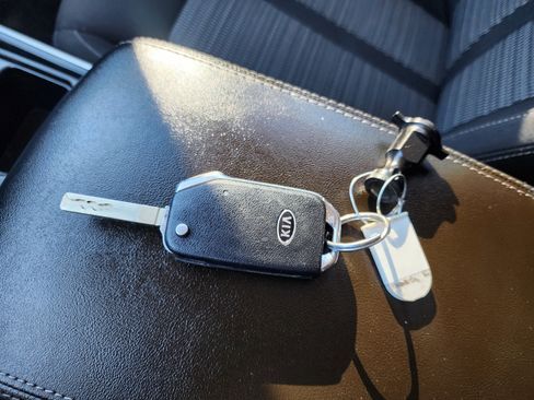 Used 2021 Kia Sorento LX image 27