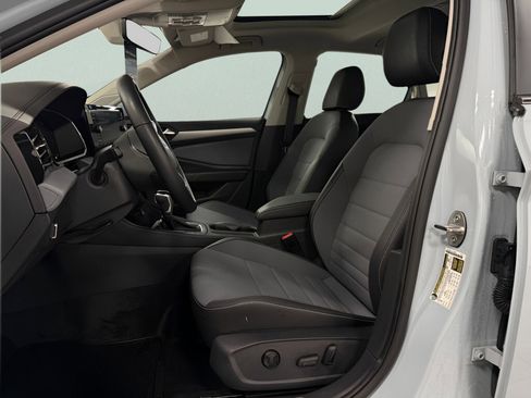 Certified 2025 Volkswagen Jetta SE image 16