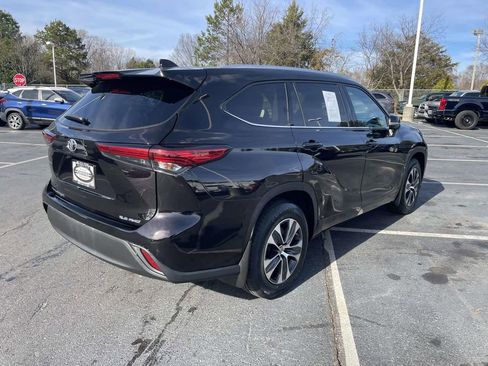 Used 2021 Toyota Highlander XLE image 9