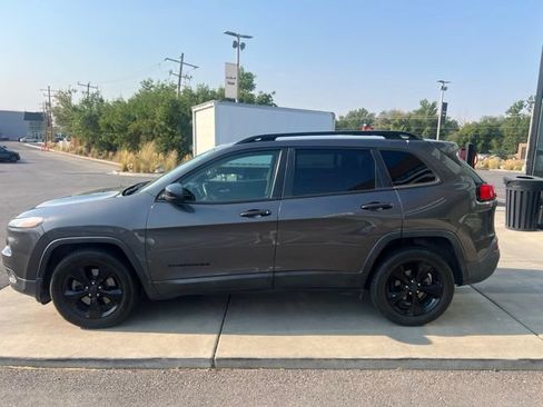 Used 2016 Jeep Cherokee Sport FWD image 3