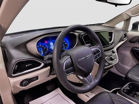 Used 2023 Chrysler Pacifica Touring-L image 9
