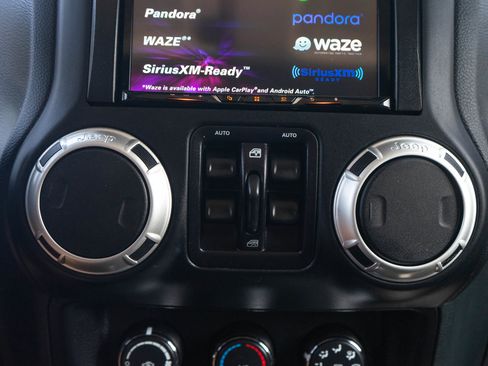 Used 2018 Jeep Wrangler Unlimited Sahara AWD/4WD image 15