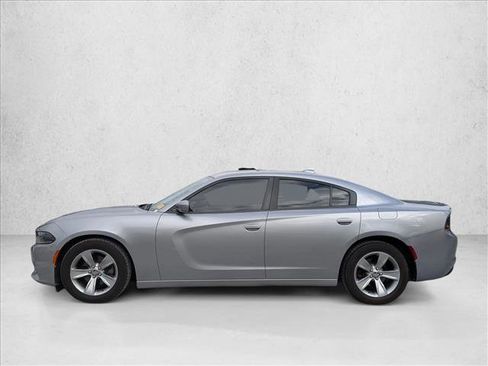 Used 2017 Dodge Charger SXT image 2