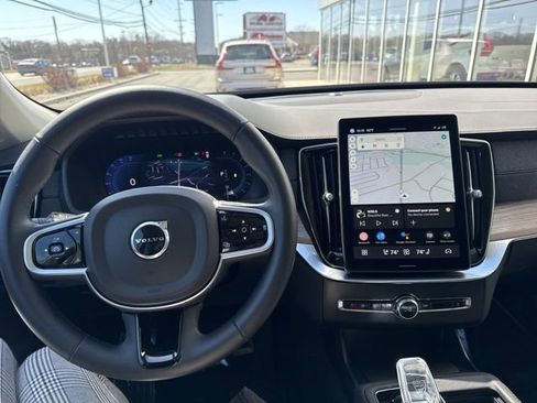 Used 2025 Volvo XC90 B6 Plus image 23