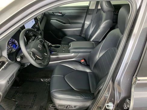 Used 2023 Toyota Highlander XLE AWD/4WD image 32