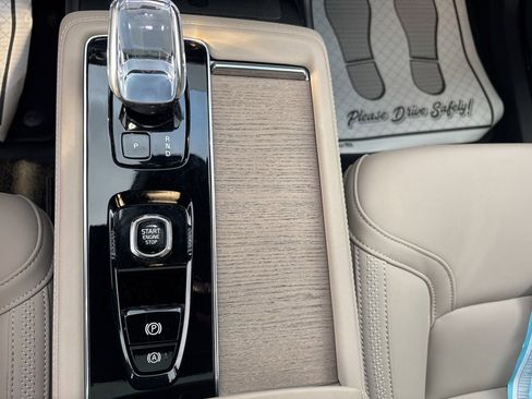 Certified 2025 Volvo XC90 B6 Plus image 30