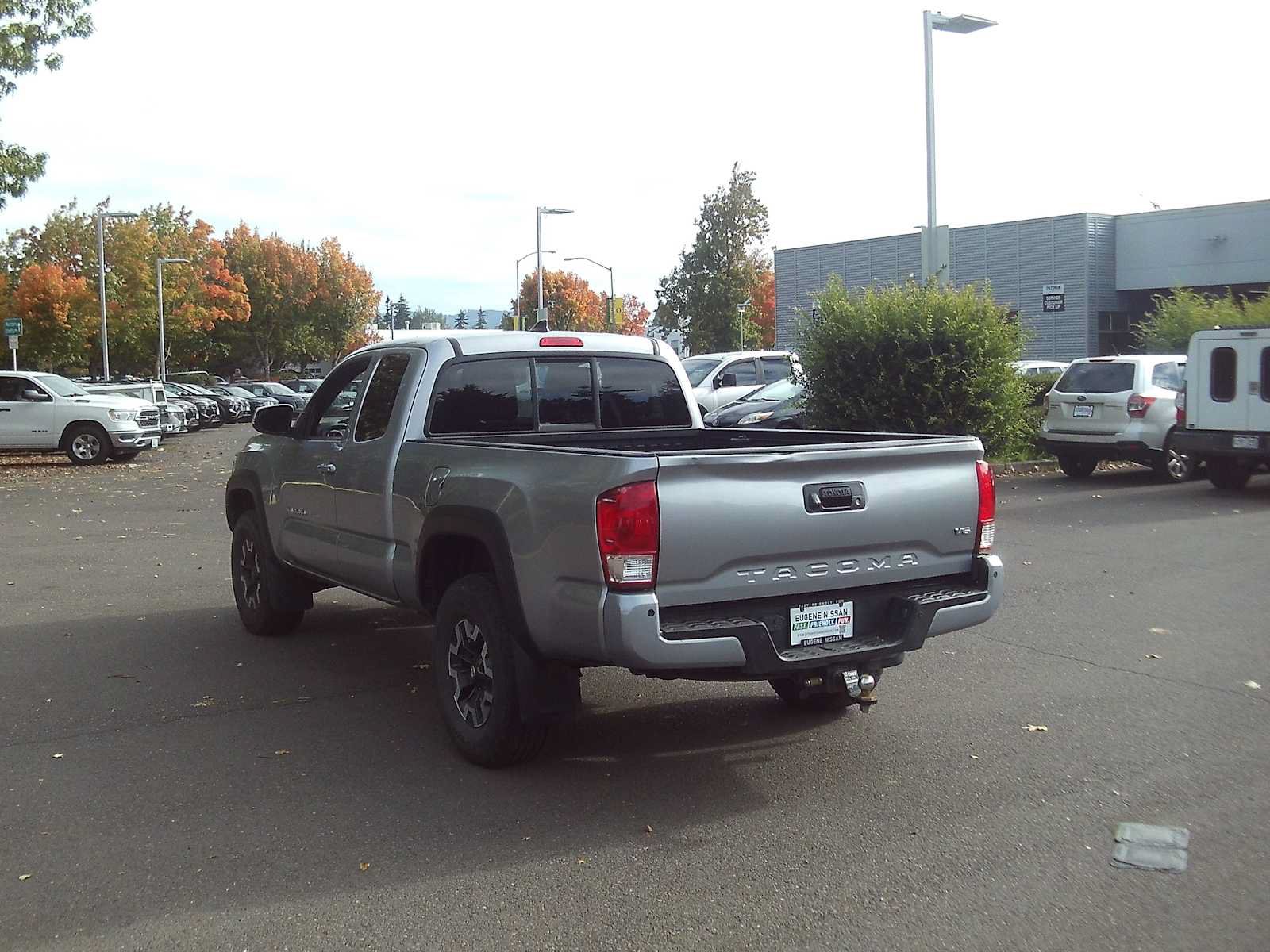 Used 2017 Toyota Tacoma TRD Off-Road w/ Premium & Technology Package AWD/4WD image 3